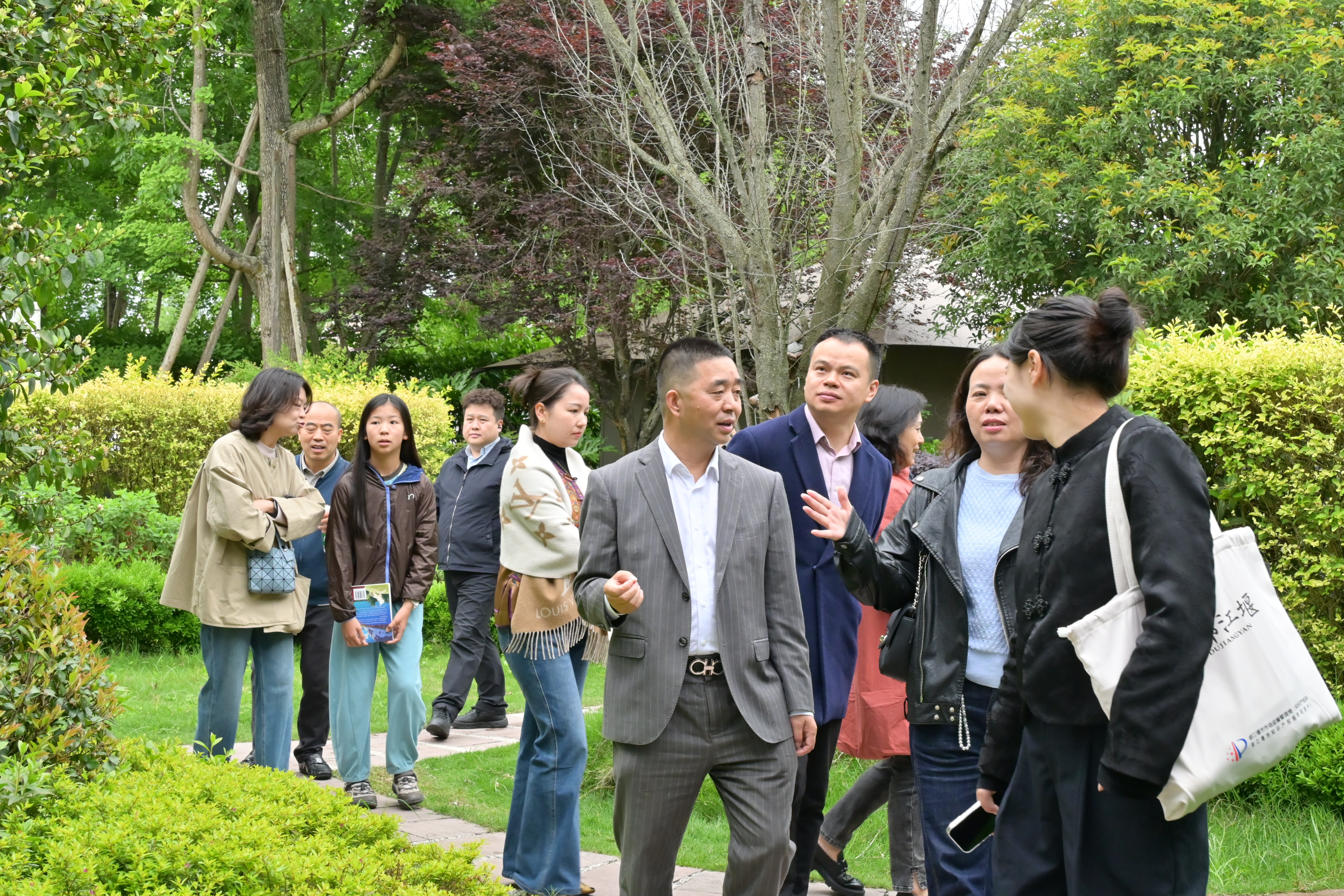 政企同心，共促高质量发展丨都江堰市工商联（总商会）走进雪利篷房产品展示基地