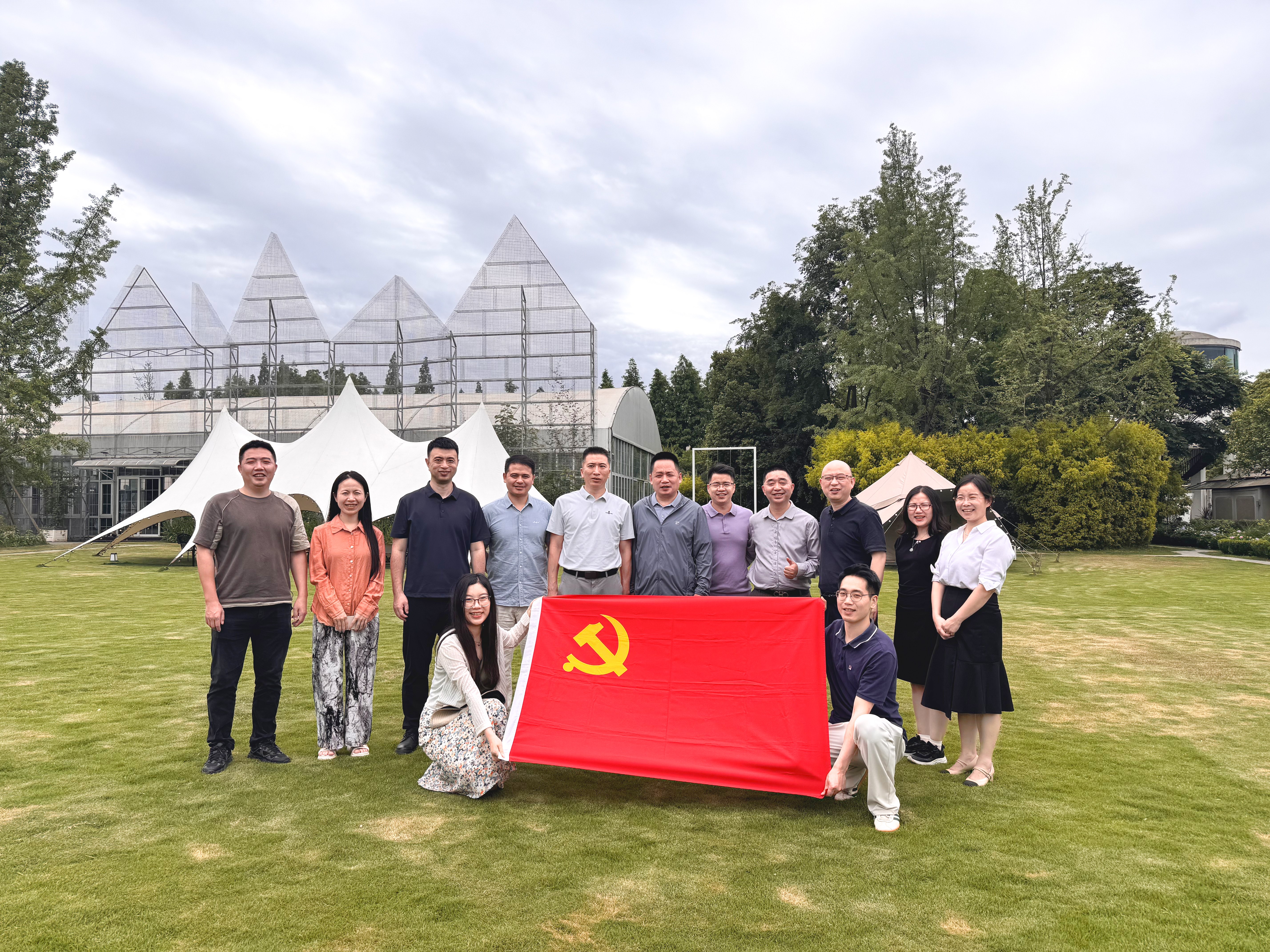 省商务厅外贸运行处与富士康成都园区党委莅临雪利篷房考察调研